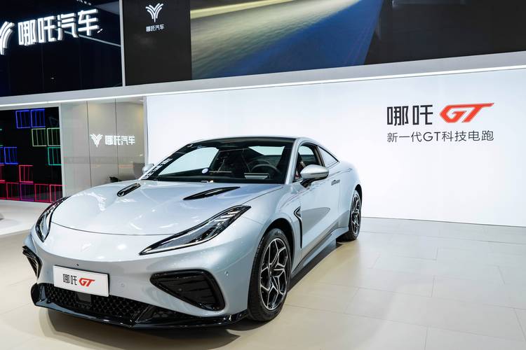 惠州30哪吒汽车在智能汽车领域的表现，领途汽车在新能源汽车市场中的影响力